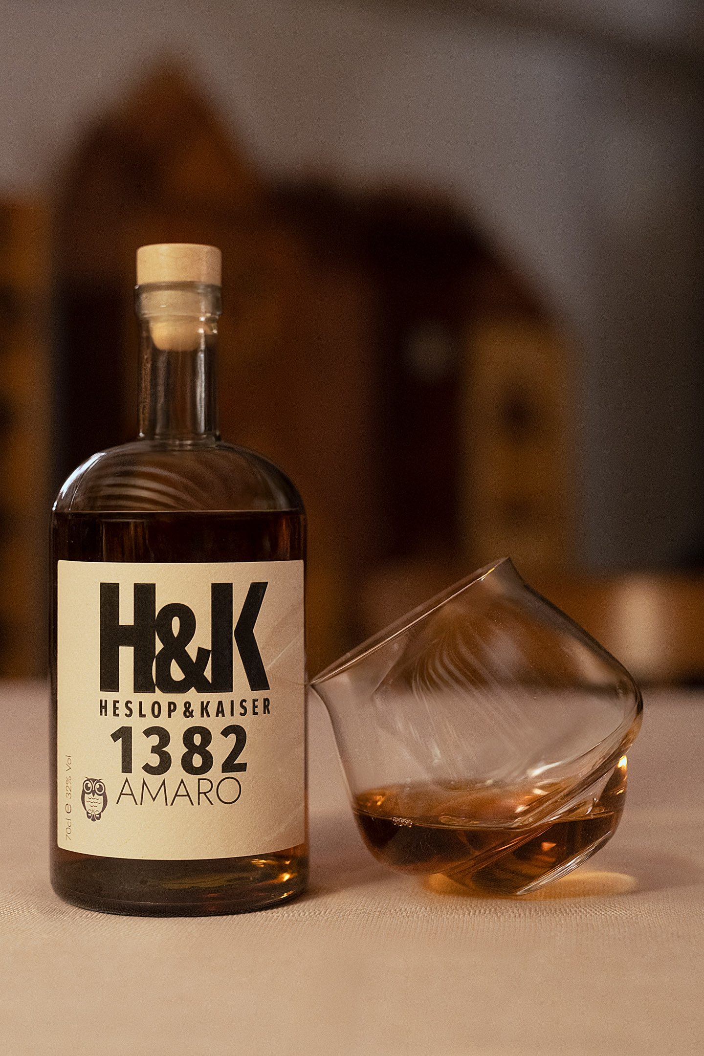 Heslop & Kaiser 1382 Amaro bottiglia closeup etichetta con bicchiere