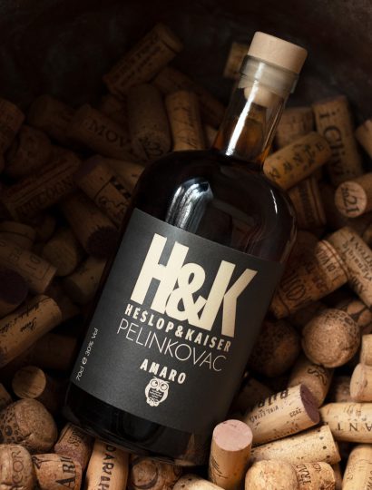 Heslop & Kaiser Pelinkovac Amaro bottiglia su tappi di sughero