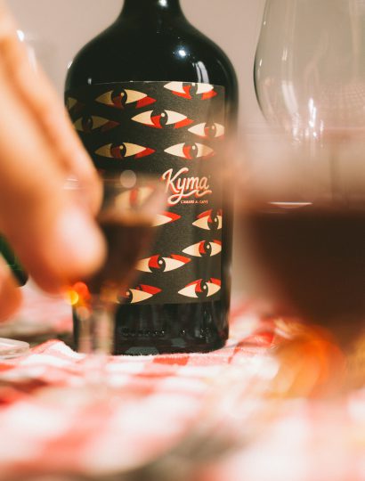 Kyma L'Amaro al Caffè bottiglia dettaglio etichetta con occhi rossi