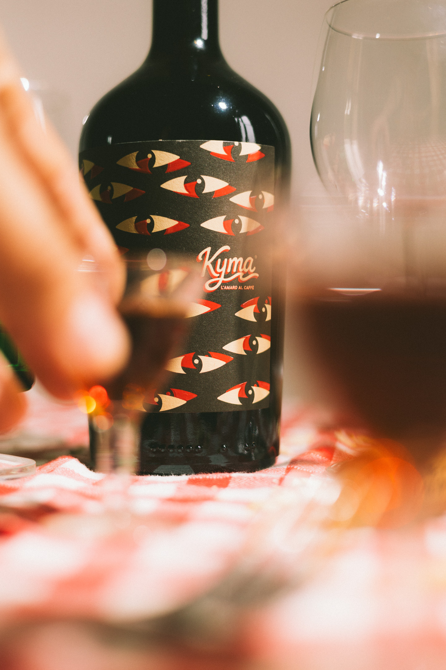Kyma L'Amaro al Caffè bottiglia dettaglio etichetta con occhi rossi