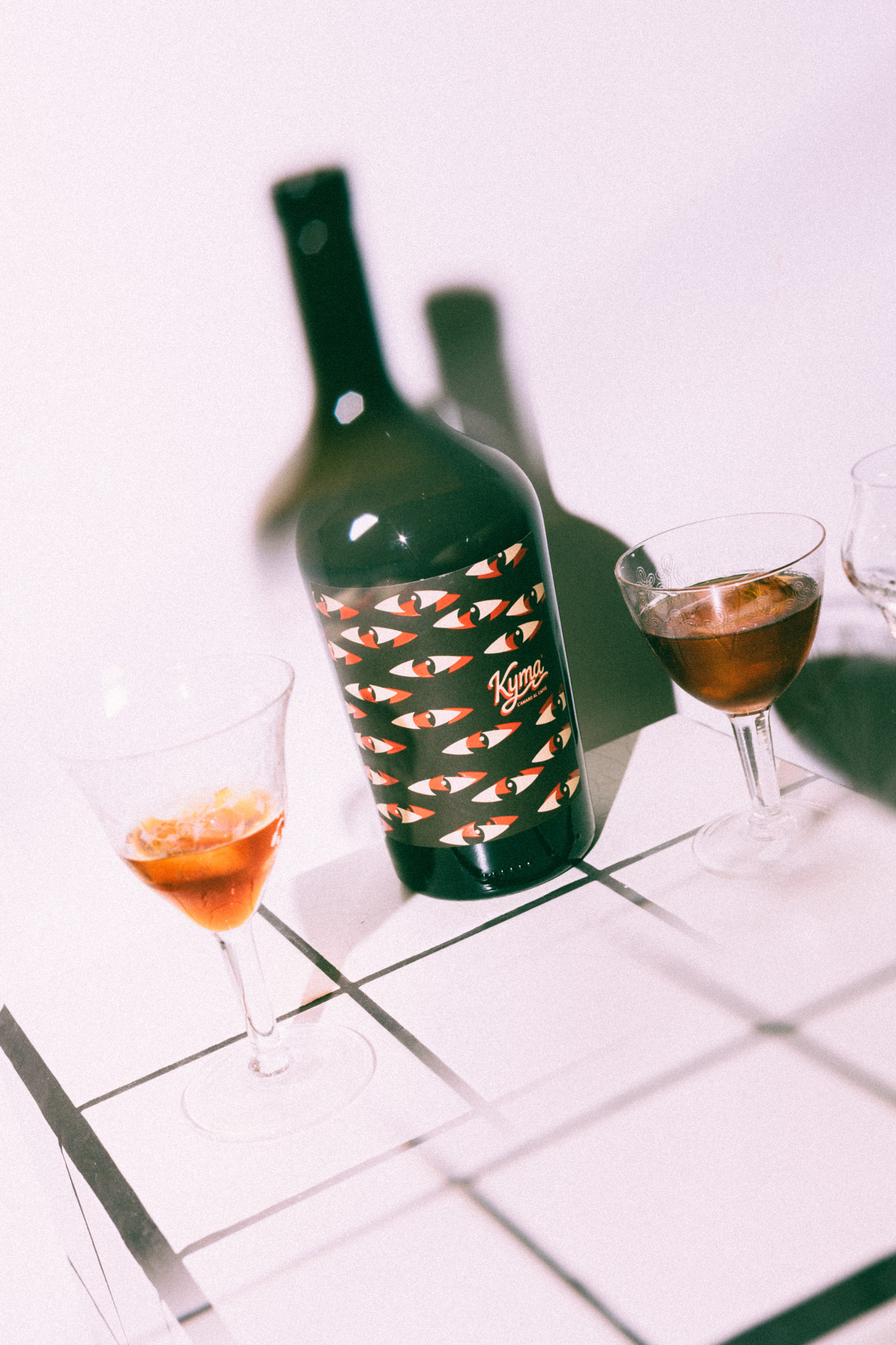 Kyma L'Amaro al Caffè bottiglia verde con bicchieri da cocktail