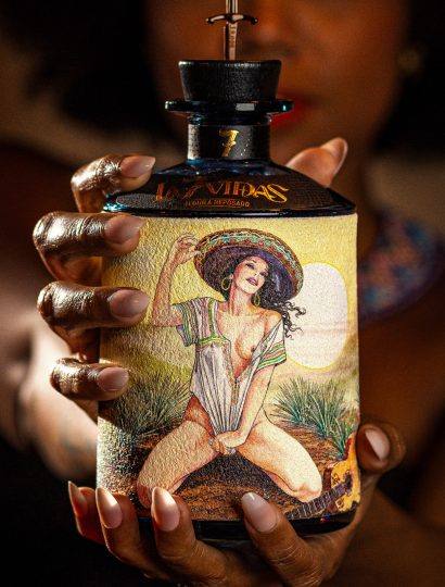 La 7 Vidas Tequila Reposado - dettaglio bottiglia tenuta in mano con illustrazione