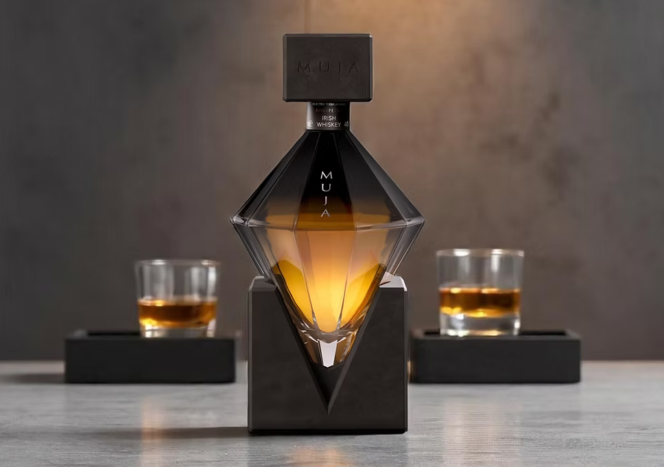 Muja Rosapetra Irish Whiskey bottiglia diamante con bicchieri degustazione