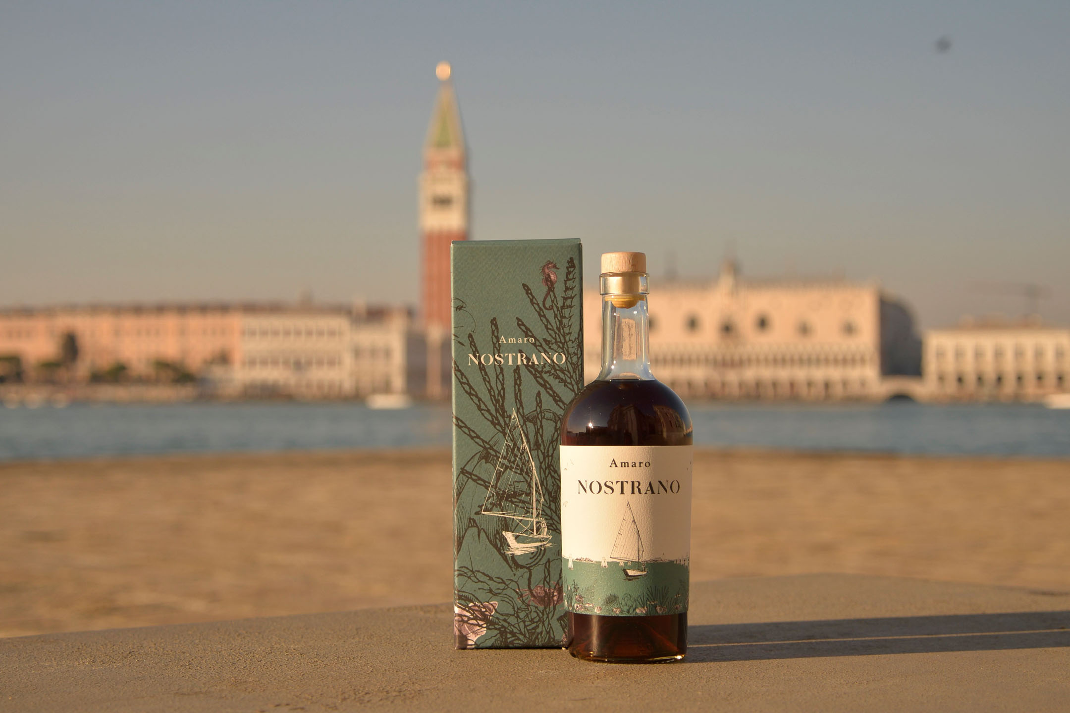 Amaro Nostrano bottiglia e confezione con panorama Venezia e Campanile di San Marco
