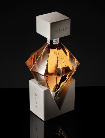 Muja Irish Whiskey bottiglia diamante nera e oro vista frontale