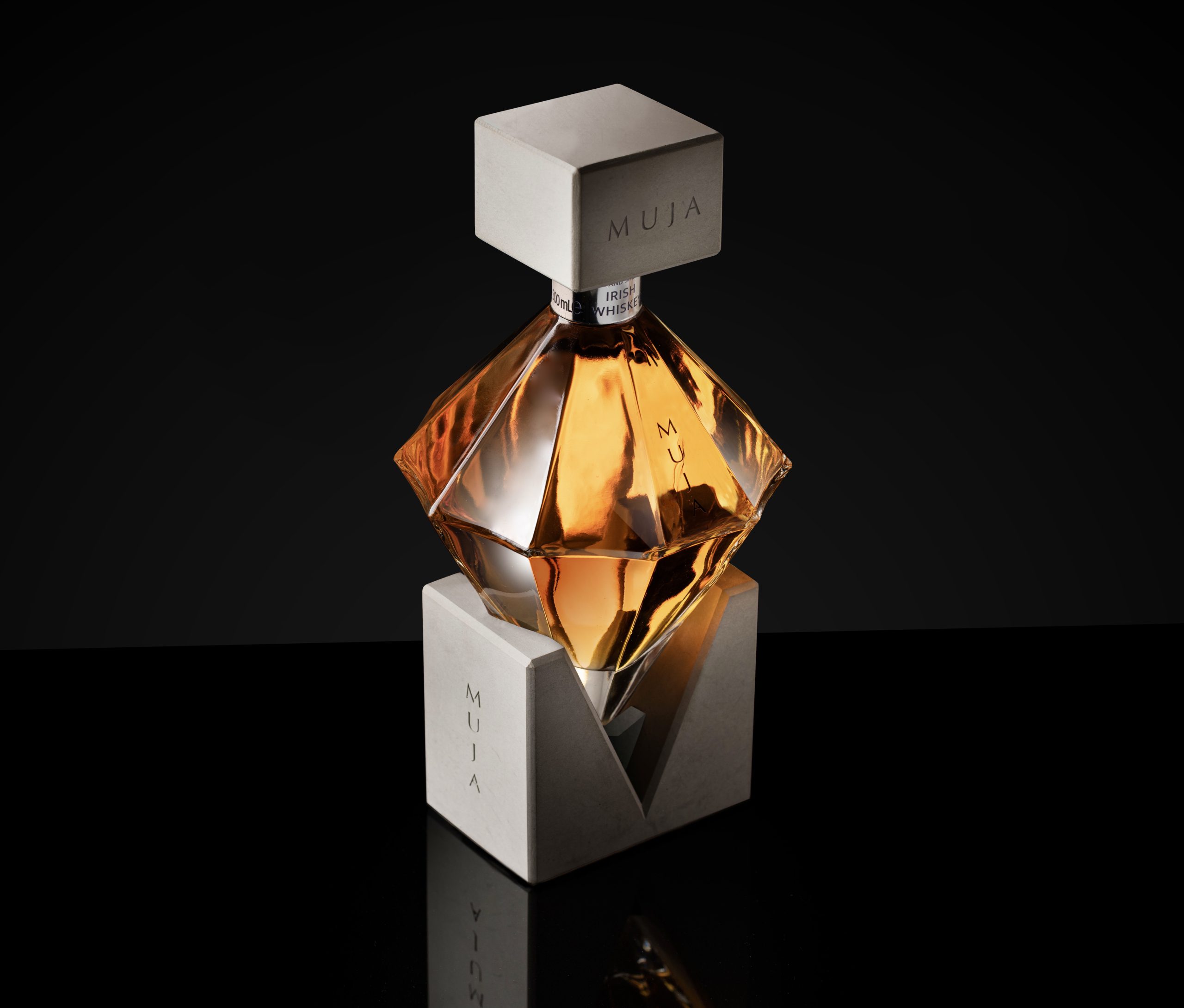 Muja Irish Whiskey bottiglia diamante nera e oro vista frontale