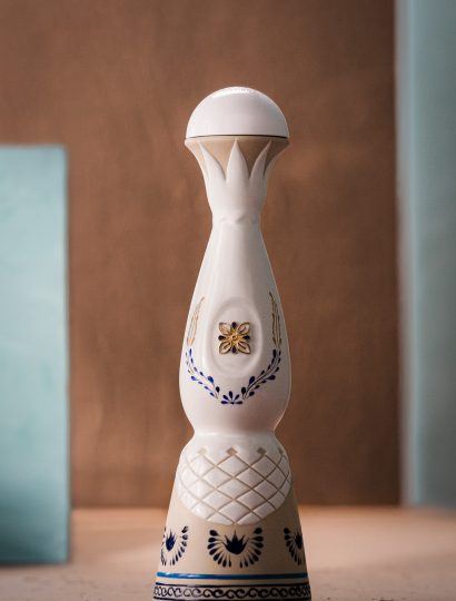 Clase Azul Añejo tequila - bottiglia ceramica bianca decorata blu e oro