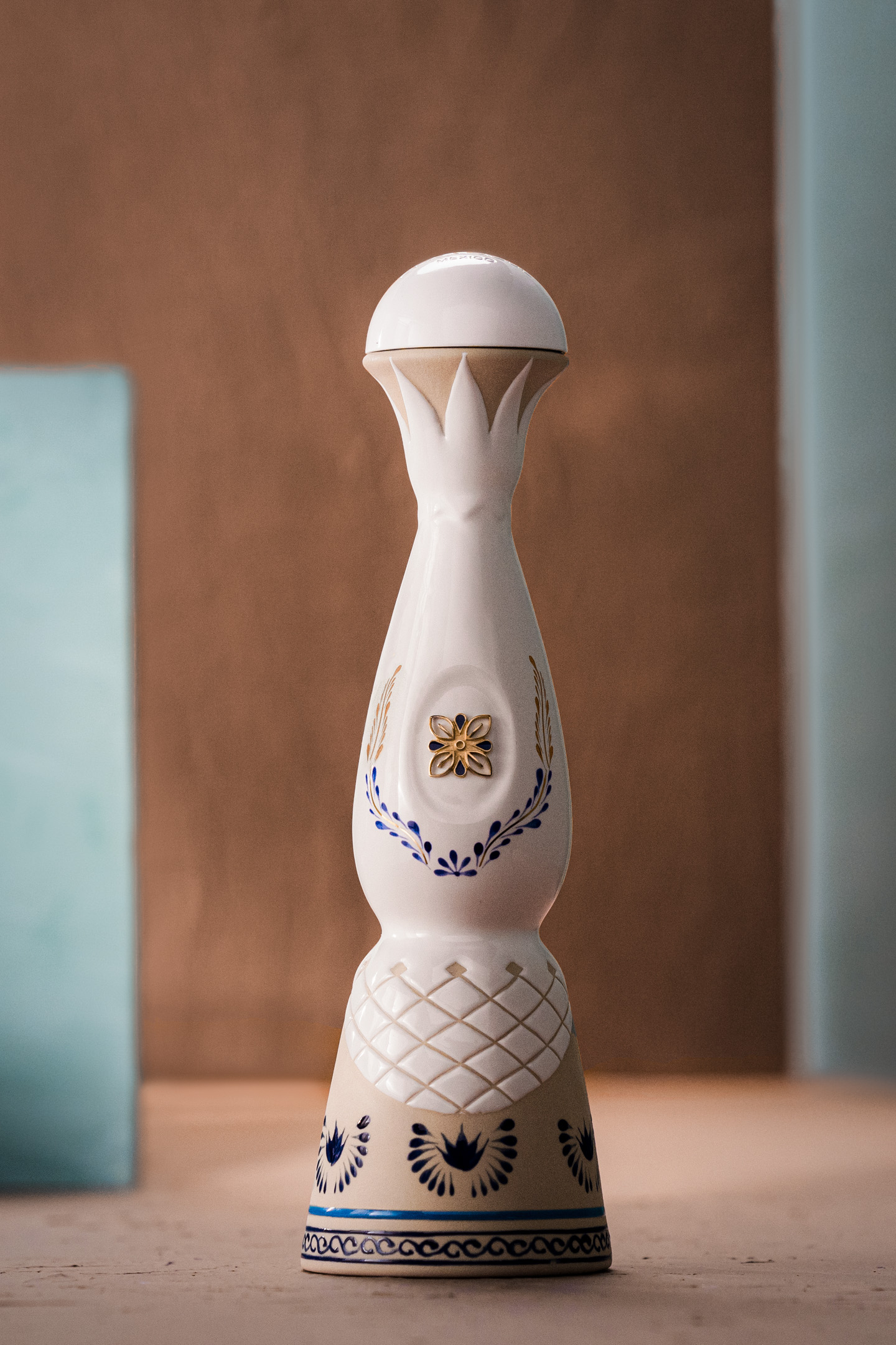 Clase Azul Añejo tequila - bottiglia ceramica bianca decorata blu e oro