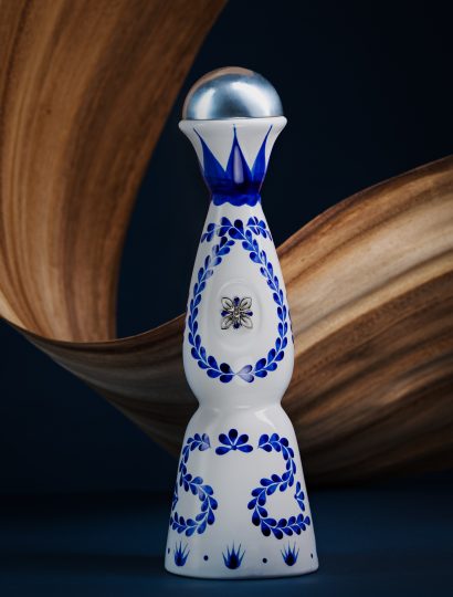 Clase Azul Reposado tequila - bottiglia iconica ceramica bianca con decori blu