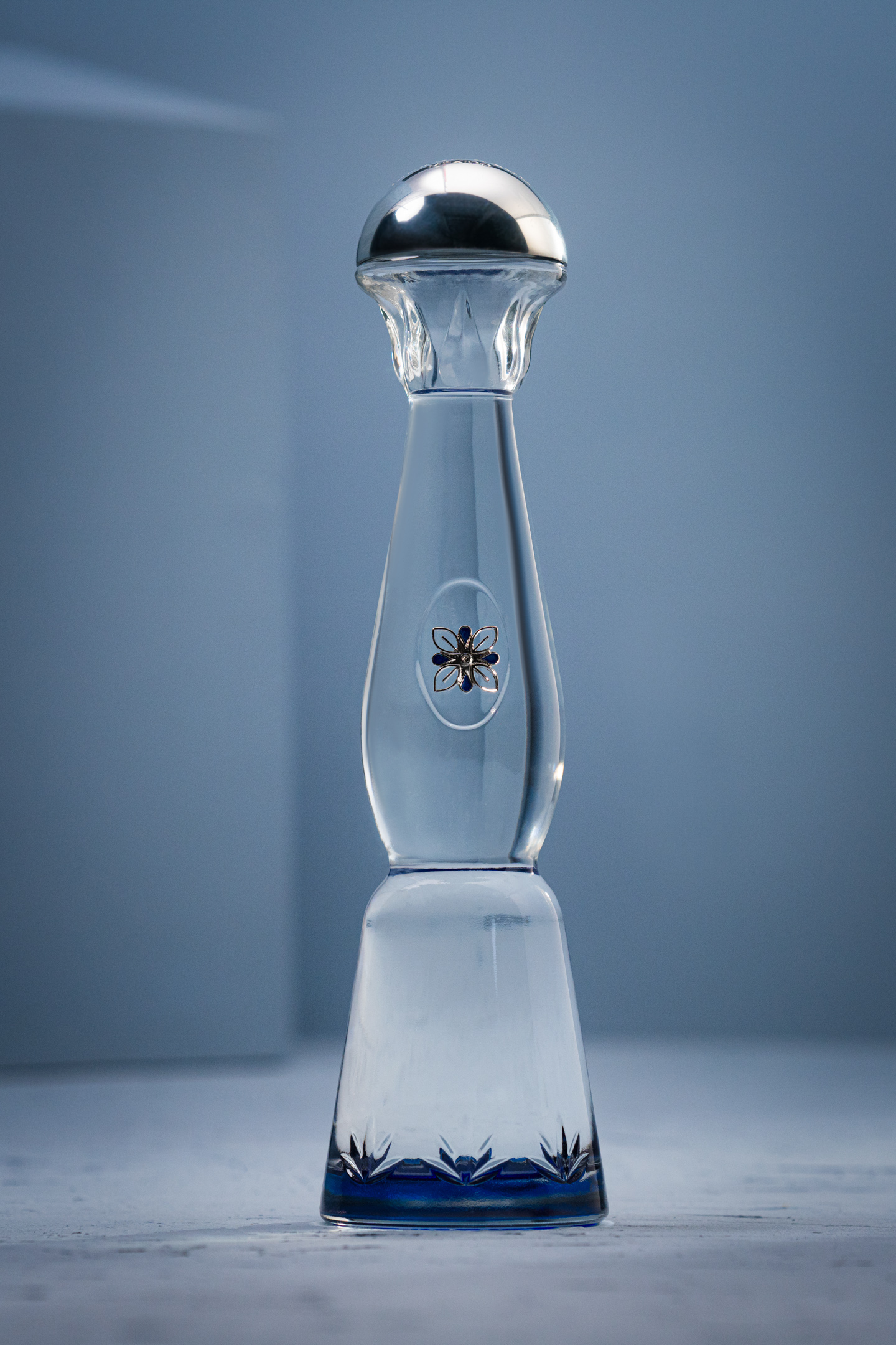 Clase Azul Plata tequila - bottiglia cristallo con dettagli blu e tappo argento