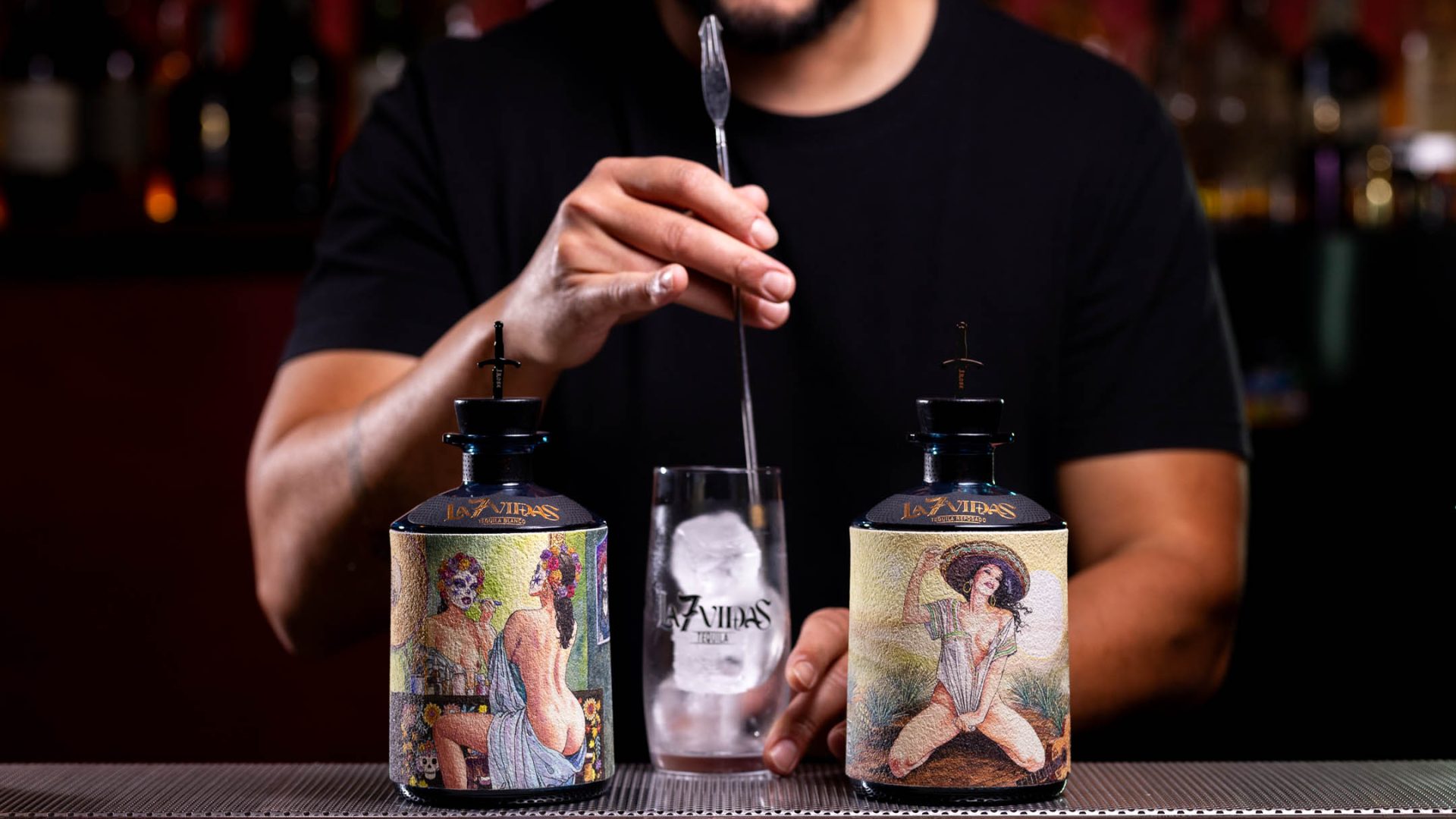 La 7 Vidas Tequila Blanco e Reposado bottiglie con barman servizio