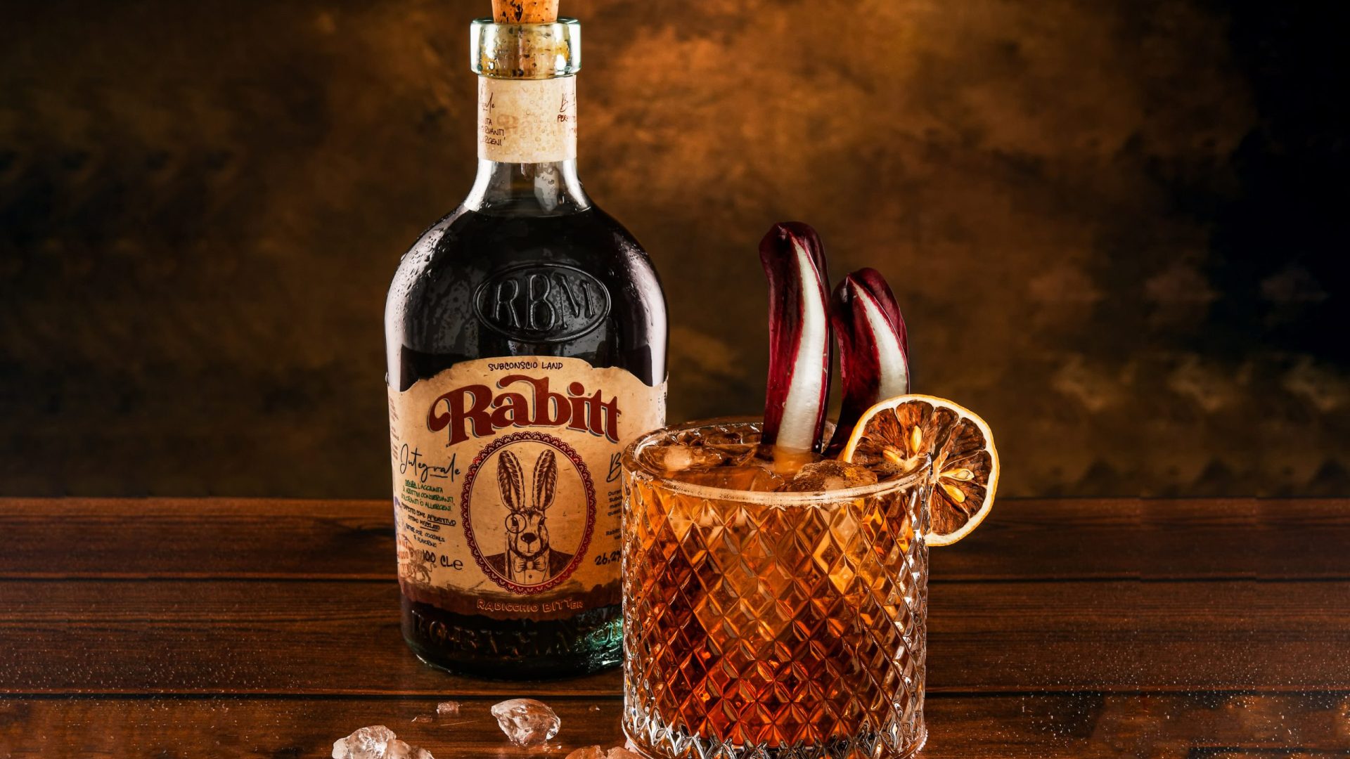 Roby Marton Rabitt Botanic Bitter bottiglia con cocktail Negroni e peperoncino
