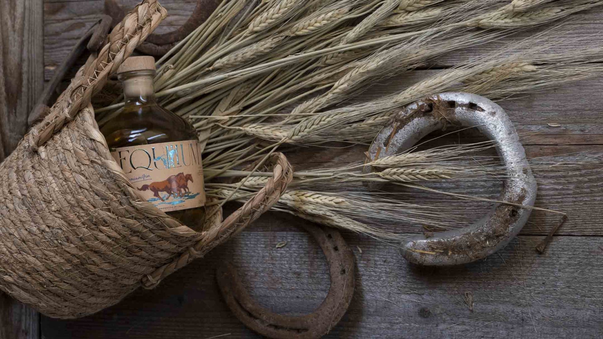 Equilium liquore artigianale bottiglia con spighe di grano e ferri di cavallo